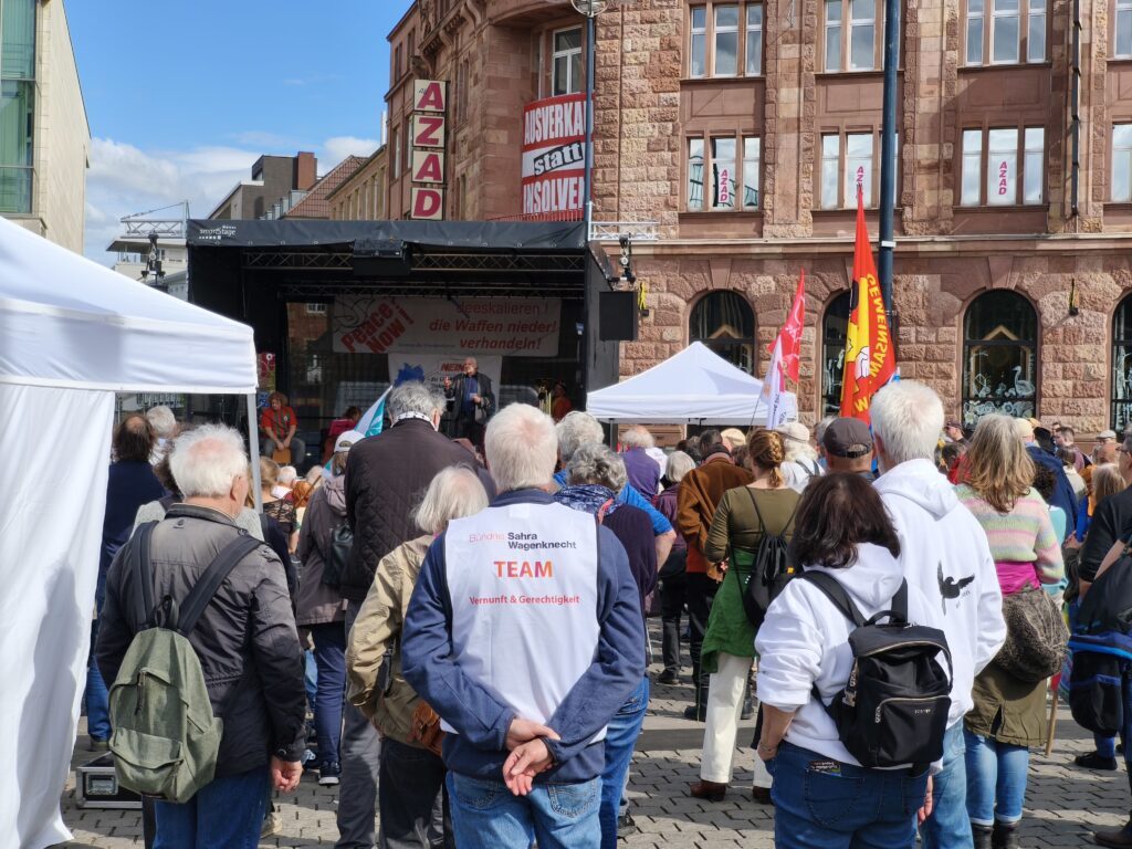 Ostermarsch 2025 BSW-Mitglieder hören den Rednern auf der Bühne in Dortmund zu