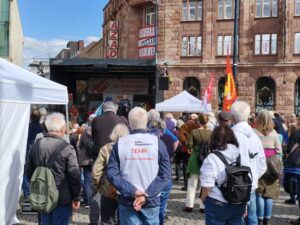 Ostermarsch 2025 BSW-Mitglieder hören den Rednern auf der Bühne in Dortmund zu