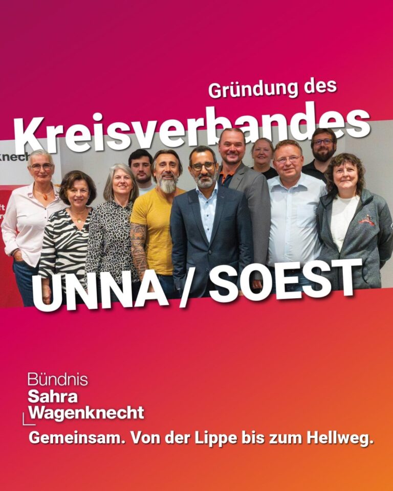 Die Mitglieder des neu gewählten Kreisvorstandes des BSW und die Landesdelegierte. Düber der Schriftzug Gründung des Kreisverbandes in weiß auf einem Verlauf von brombeer- bis orangefarben. Darunter der Schriftzug in Großbuchstaben Unna / Soest, ebenfalls in Weiß auf Verlauf. Im Unteren Bereich des Verlaufsfeldes das Logo Bündnis Sahra Wagenknecht und darunter der Satz Gemeinsam. Von der Lippe bis zum Hellweg.